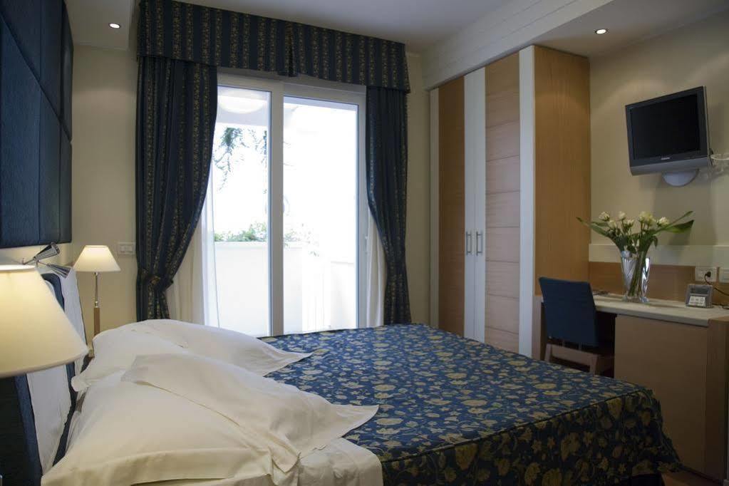 Aparthotel England Riccione Exteriör bild