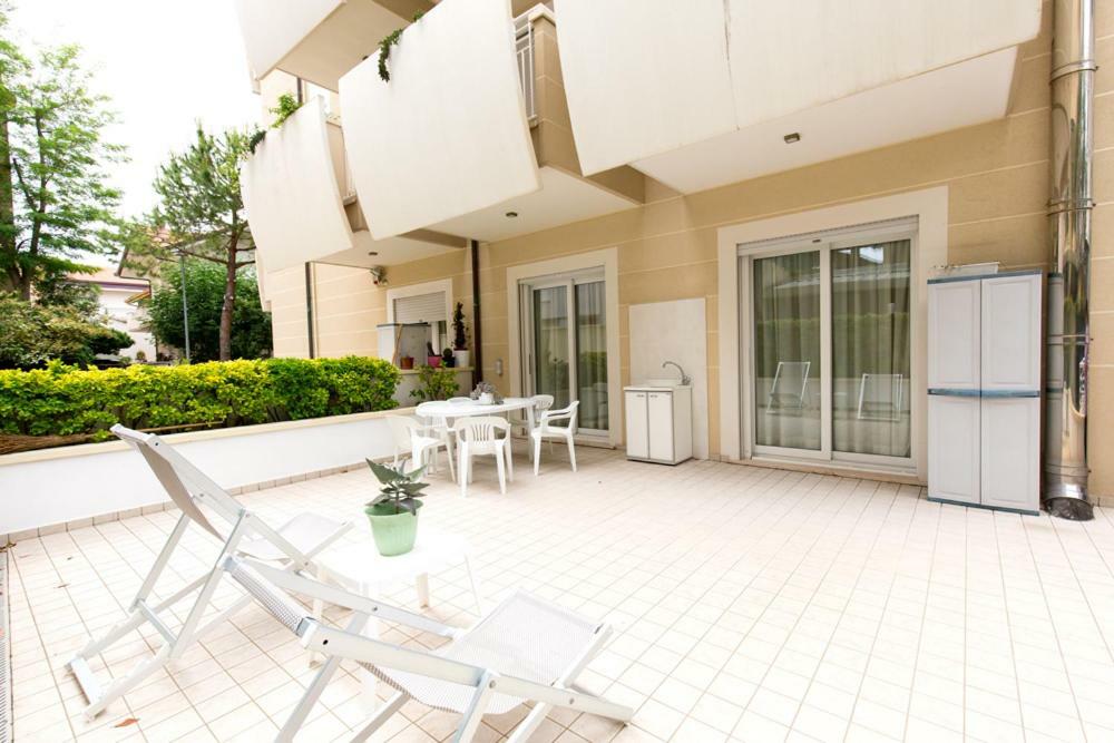 Aparthotel England Riccione Exteriör bild