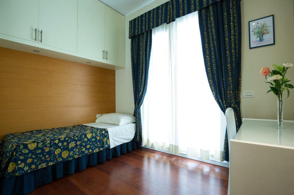 Aparthotel England Riccione Exteriör bild