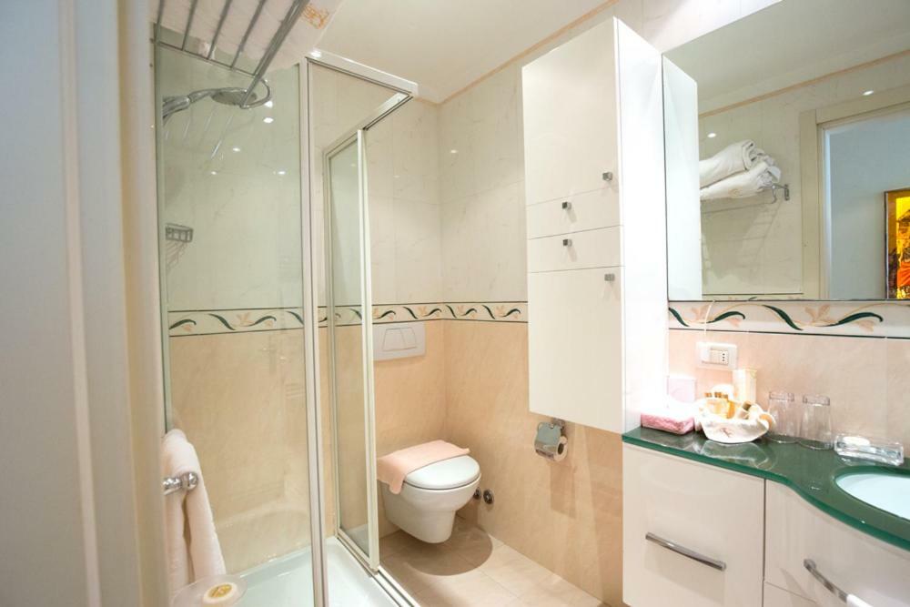 Aparthotel England Riccione Exteriör bild