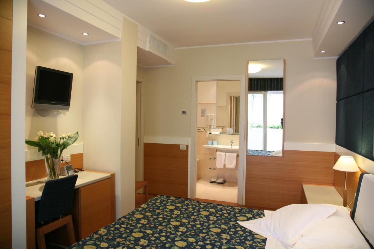 Aparthotel England Riccione Exteriör bild